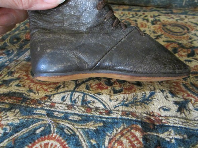 Here you can see the sole of the boots that are echoed in Izannah's painted cloth version.