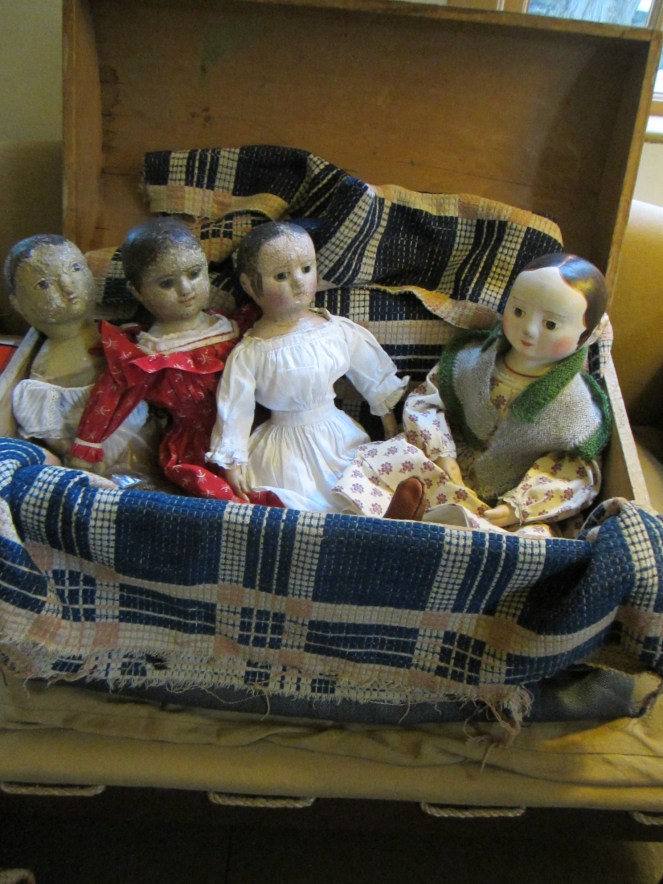 My dolls asked Lucy to share her knitting tips, as they all admired her cozy warm shawl very much.