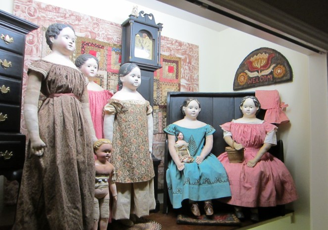 Edyth has created a magnificent large scale doll's house out of one of her hall closets! I'd do the same thing in a flash if only I had closets :)