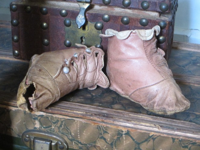 I love these little pink shoes with their scalloped edges <3